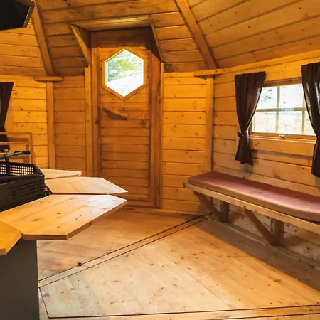 Camping Roulottes Et Son Kota Grill Sauna *